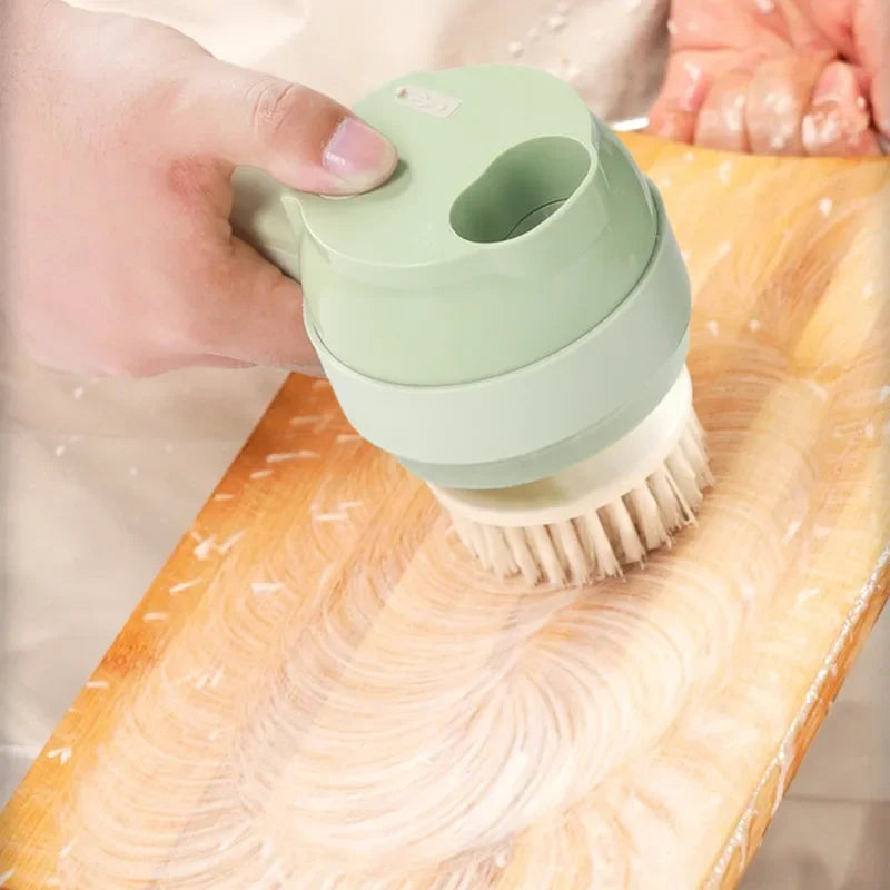 Persona usando una cortadora de vegetales multifunciona en una tabla de cocina.