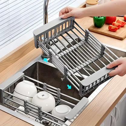 Escurridor Extensible de Acero Inoxidable para Fregadero en uso, mostrando su capacidad ajustable y funcionalidad.