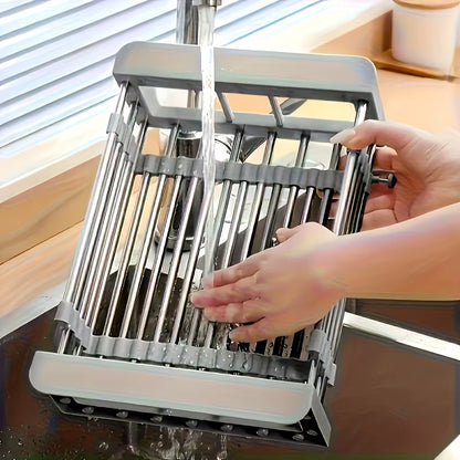 Escurridor Extensible de Acero Inoxidable para Fregadero en uso sobre un fregadero con agua fluyendo.