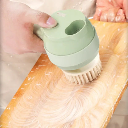 Persona usando una cortadora de vegetales multifunciona en una tabla de cocina.