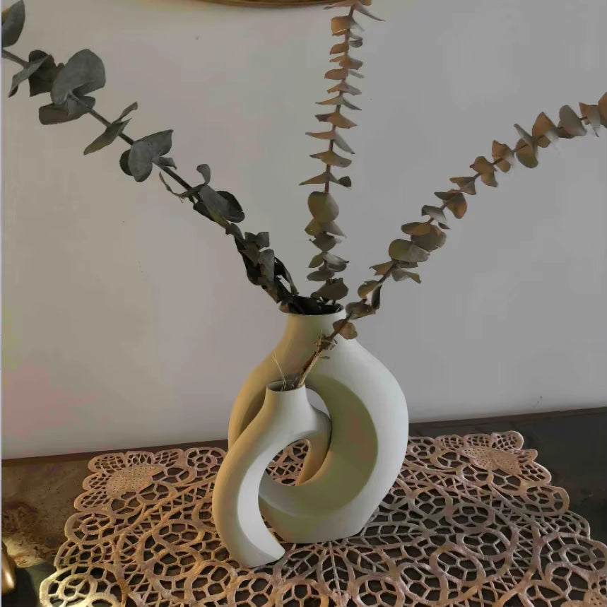 Jarrón Decorativo para Oficina y Gabinete de Entrada con ramas de eucalipto en un diseño minimalista.