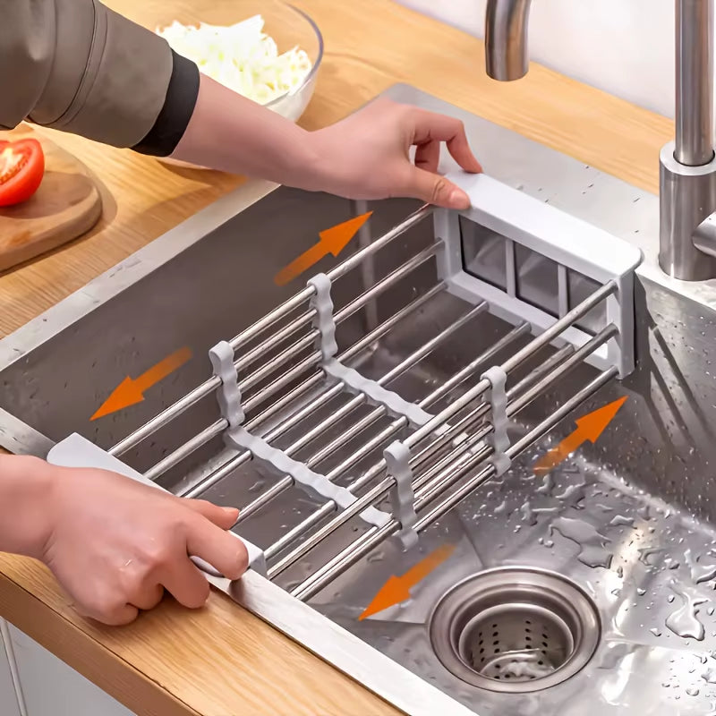 Escurridor Extensible de Acero Inoxidable para Fregadero, ajustándose al fregadero y drenando agua.