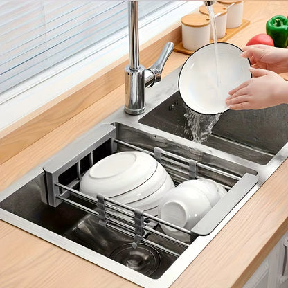 Escurridor Extensible de Acero Inoxidable para Fregadero con platos blancos en un fregadero moderno.